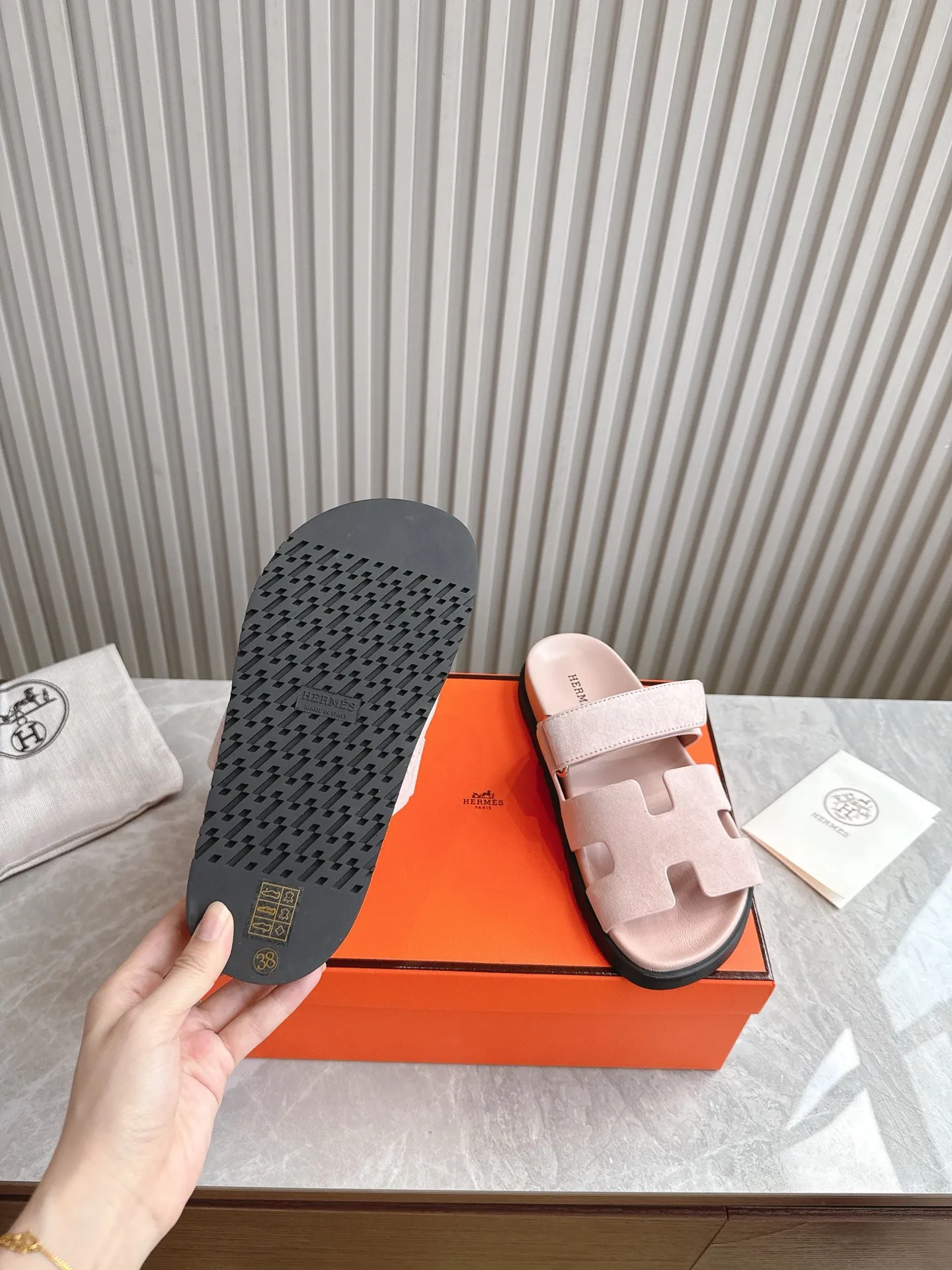 p480🐮🐮Couple model (top version) H family 2024 spring and summer new style HERMES Hermes' recently popular couple model pig nose angle sandals and slippers, paired with various colorful socks, popular. Upper: imported original deerskin (the genuine leather edging is not ordinary super migration). Lining: imported genuine leather. Outsole: Tpu non-slip and wear-resistant outsole. Size: Female 35-42 (40/42 non-returnable and non-exchangeable) Male size: 39-45 (45 non-refundable and non-exchangeable)